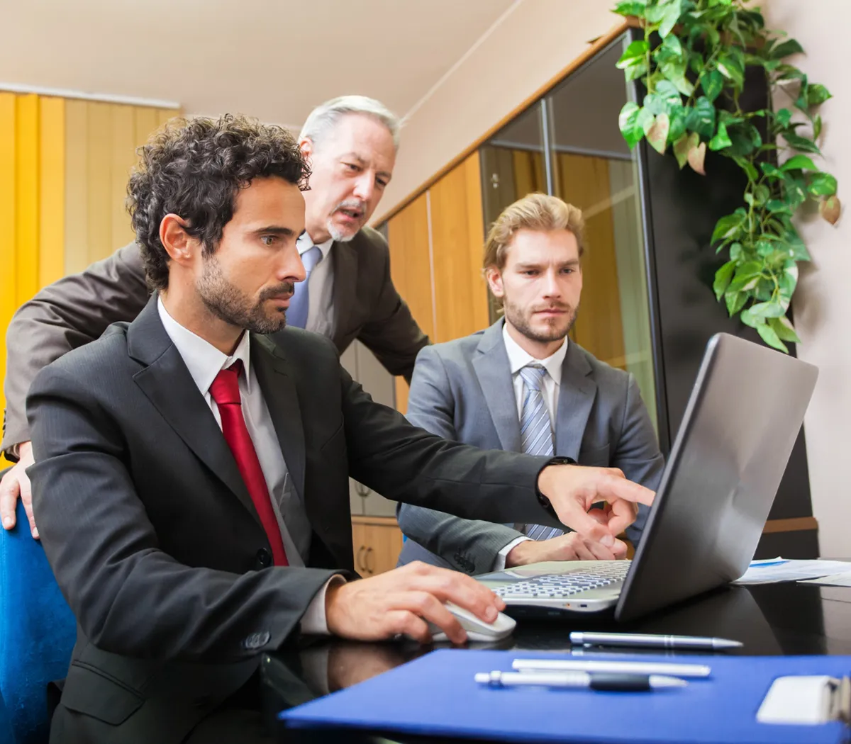 Mensen kijken naar laptop